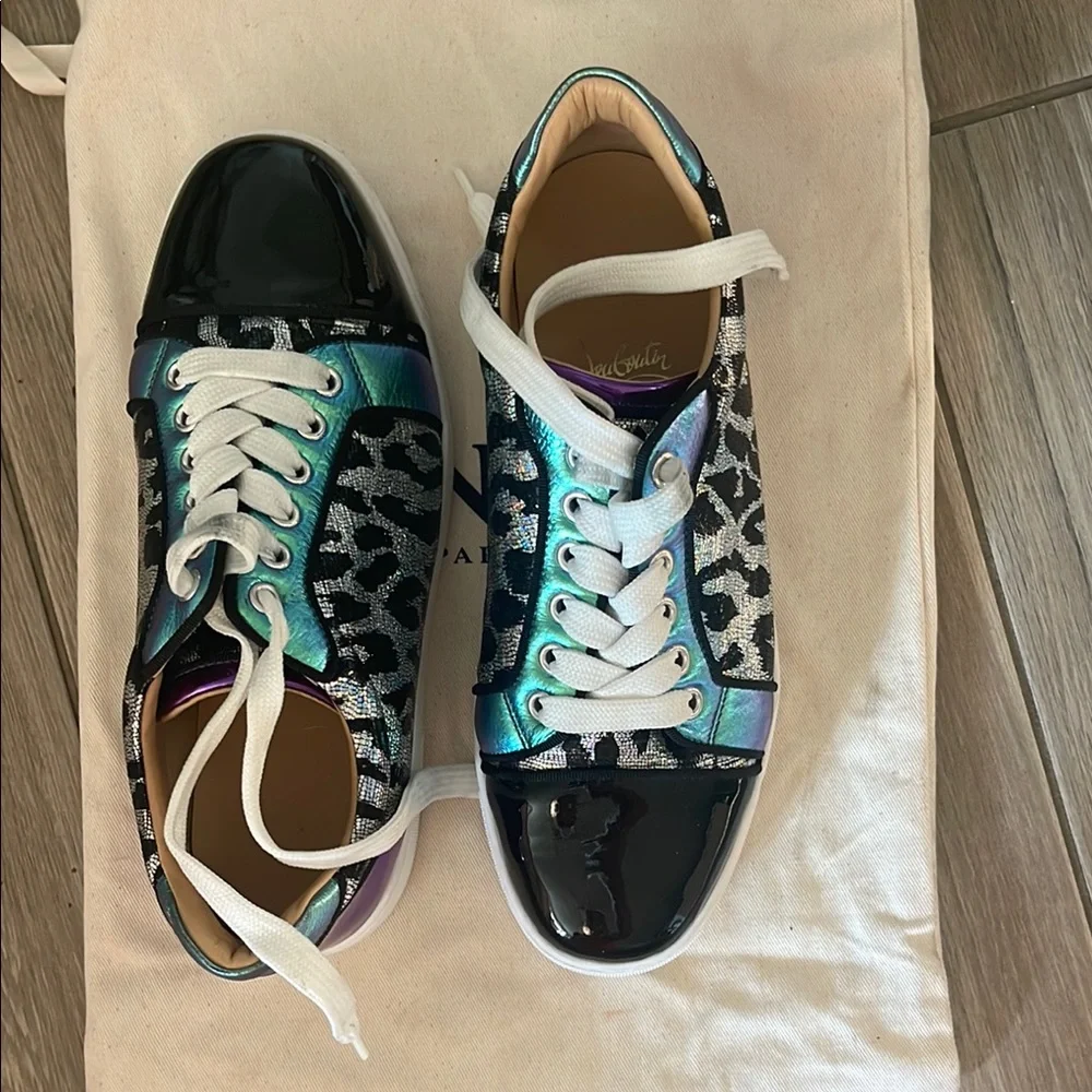 Black & Purple Women's Sneakers
made in Paris by Christian LOUBOUTIN
Red bottom - Picture 16 of 16